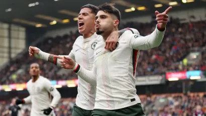 Enco Fernandez i Pedro Neto proslavljaju gol Čelsija